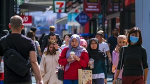 Image of shoppers in Kuala Lumpur, Malaysia.