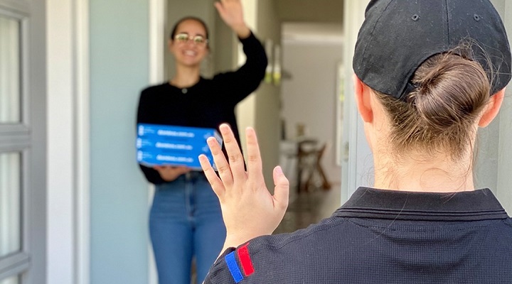 Image of a Domino's delivery being dropped off
